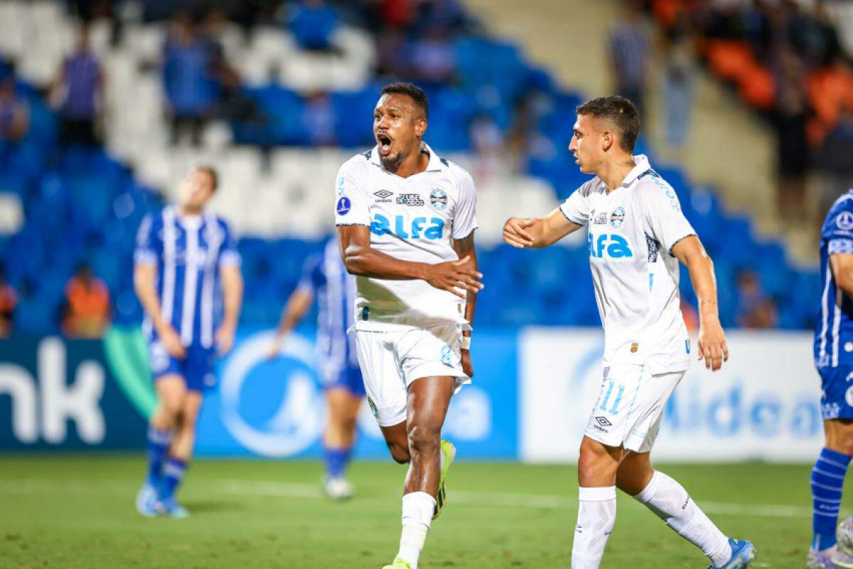 O volante Edenílson, autor de um dos gols