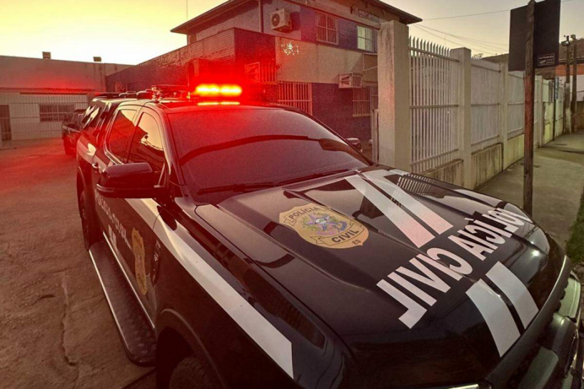 A suspeita foi localizada pela Polícia Civil em uma padaria próxima à sua casa. 