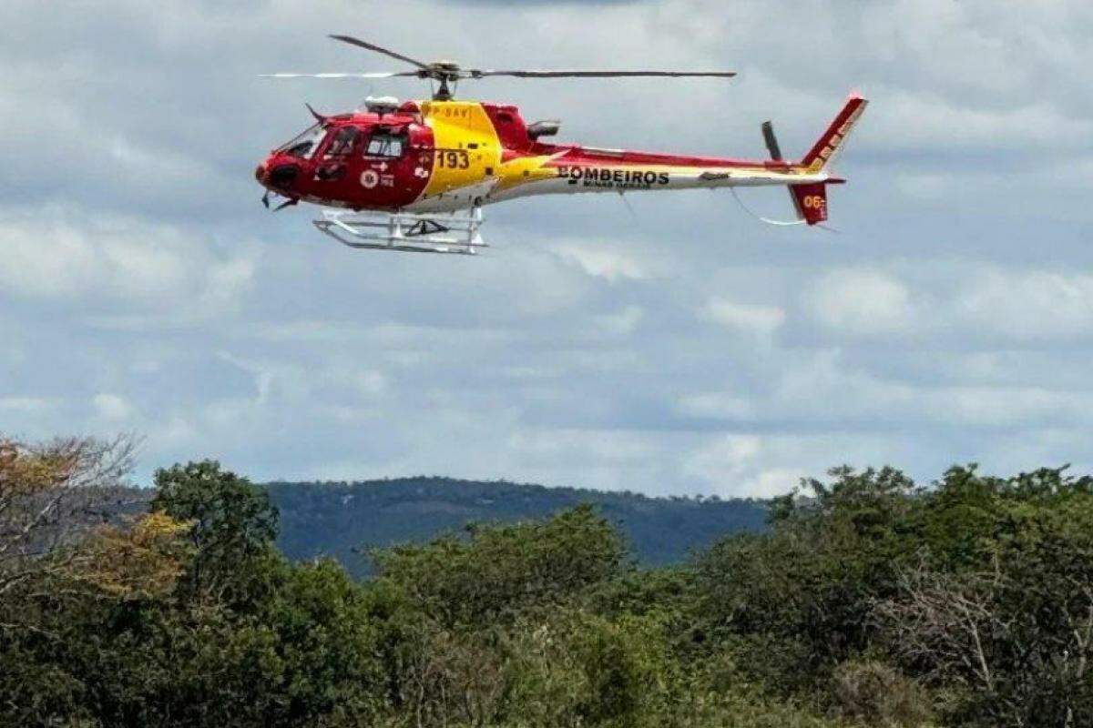 Helicóptero sobrevoou região para tentar encontrar casal que foi arrastado pela correnteza (Divulgação/ CBMMG)