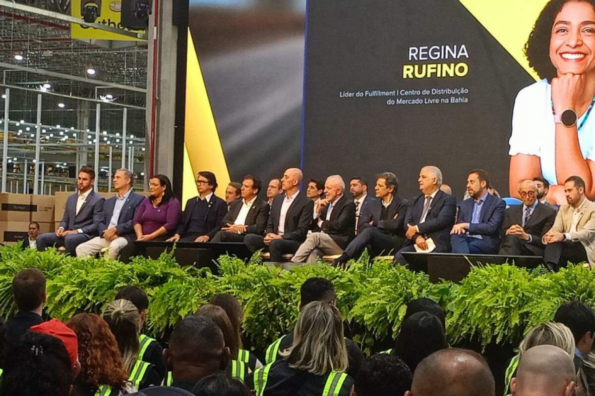 Presidente Lula, ministros e vice-presidente sênior do Mercado Livre no Brasil, Fernando Yunes