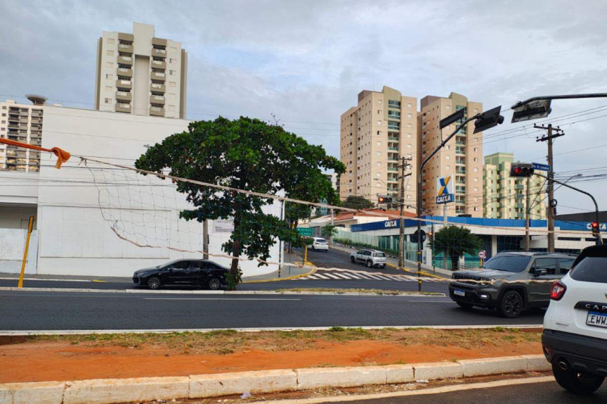 Rede de vôlei instalada por munícipe na quadra 28 da Nações
