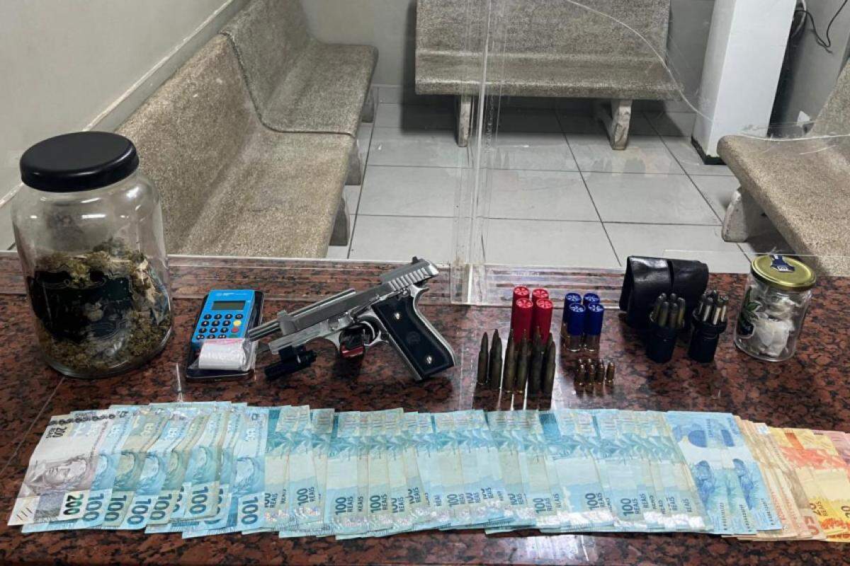 O dinheiro, a arma e as drogas foram apresentados no Plantão Policial.