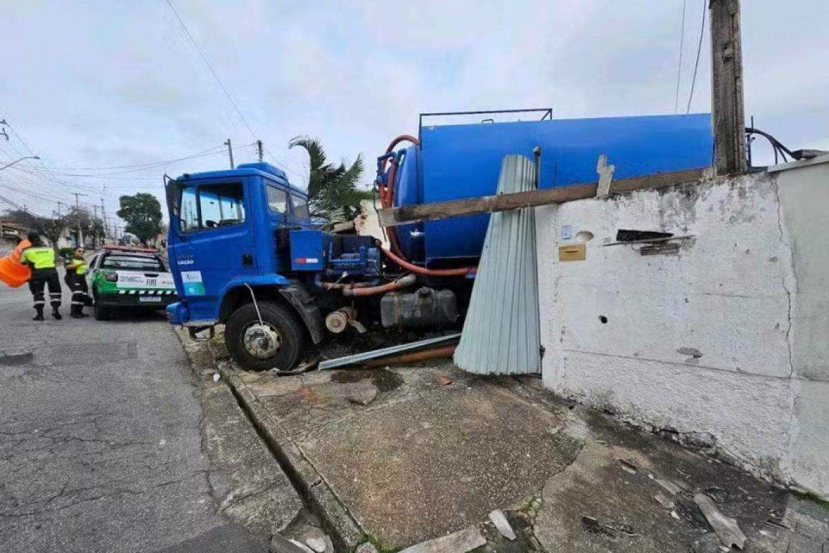 Caminhão atingiu muros e garagens de três residências