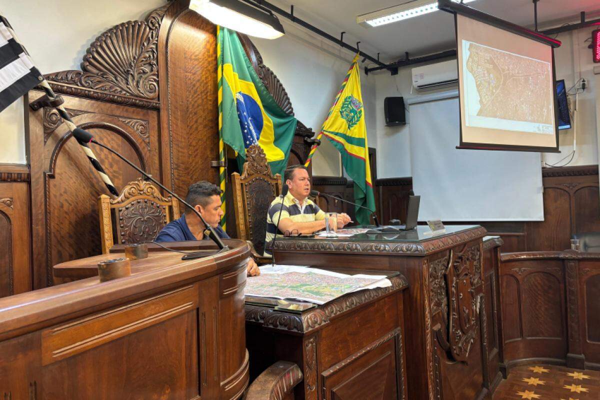 Da esquerda à direita, Emerson Construtor (Podemos)  e Mané Losila (MDB) durante a audiência