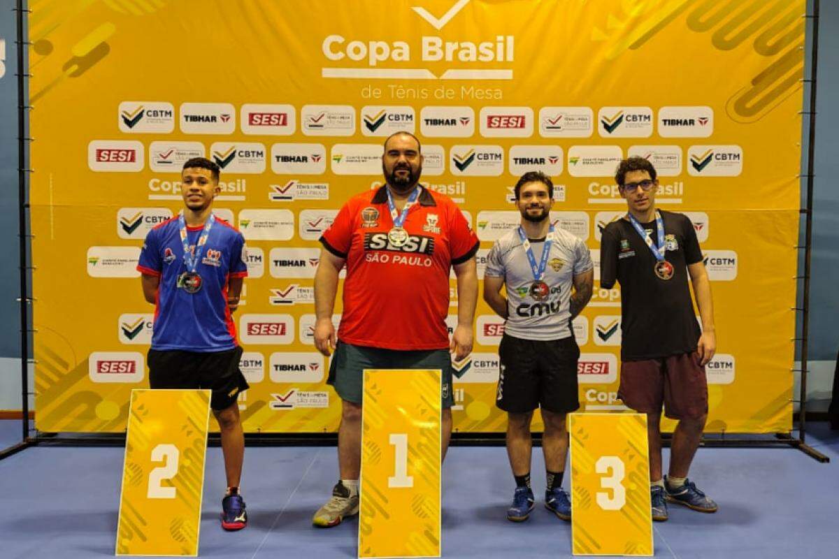 Claudio Massad no 1.º lugar com a camisa do Sesi