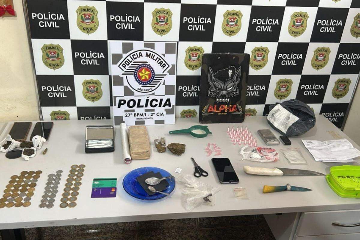 Porções de cocaína e maconha e materiais usados no preparo das drogas apreendidos durante a operação
