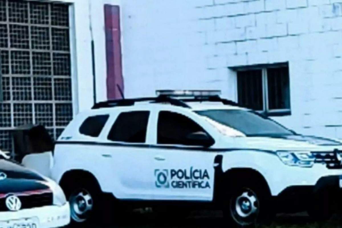 Peritos da Polícia Cientifica foram acionados e o corpo encaminhado ao IML.