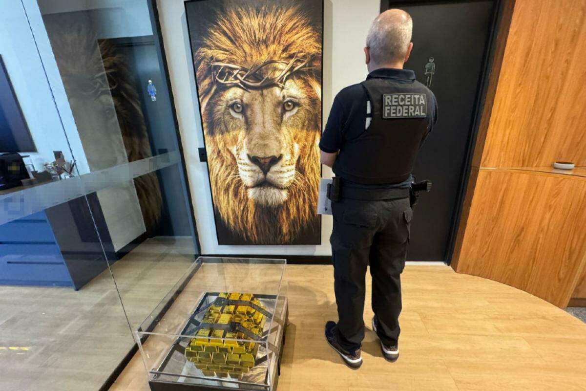 Agente da Receita Federal durante a operação