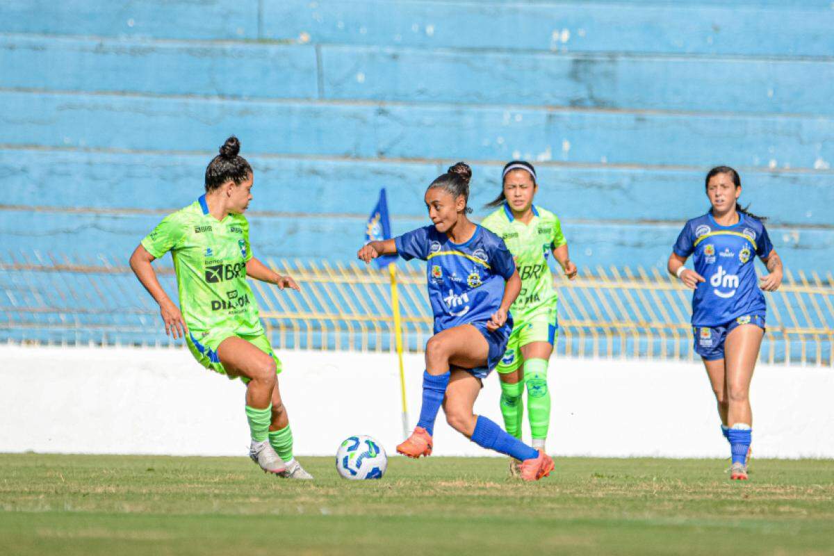 Lance do jogo entre São José e Minas Brasília