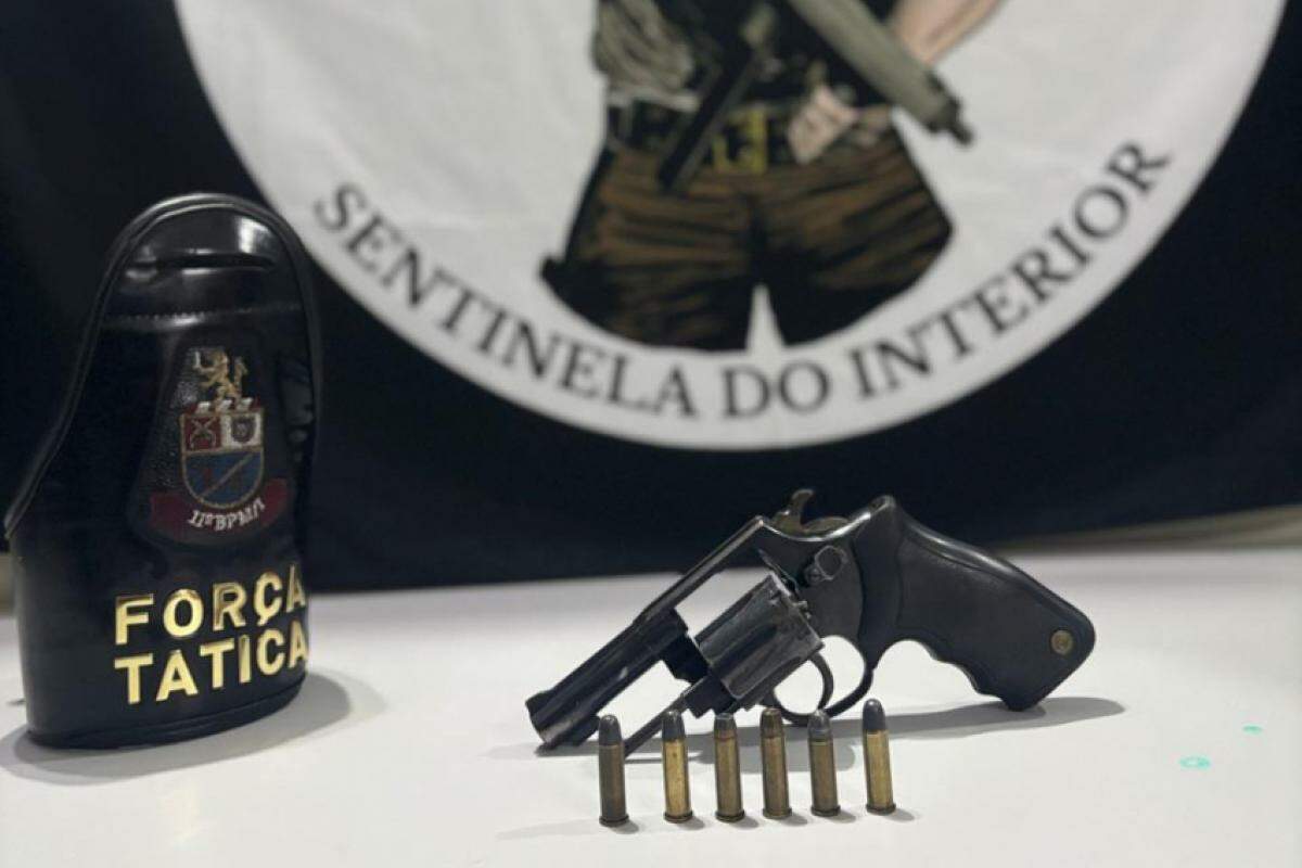 A arma foi apreendida pelos policiais e apresentada no Plantão