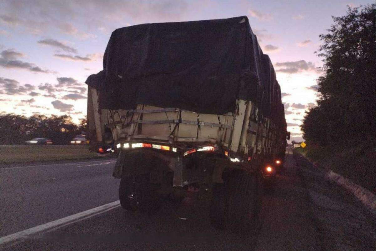 Caminhão teve pneu furado e o ônibus bateu na traseira dele
