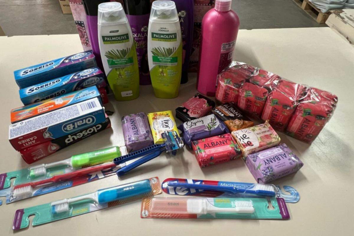 ntre os itens que compõem os kits estão sabonetes, escovas e pastas de dente, shampoo, condicionador, entre outros produtos de uso pessoal e de higiene básica