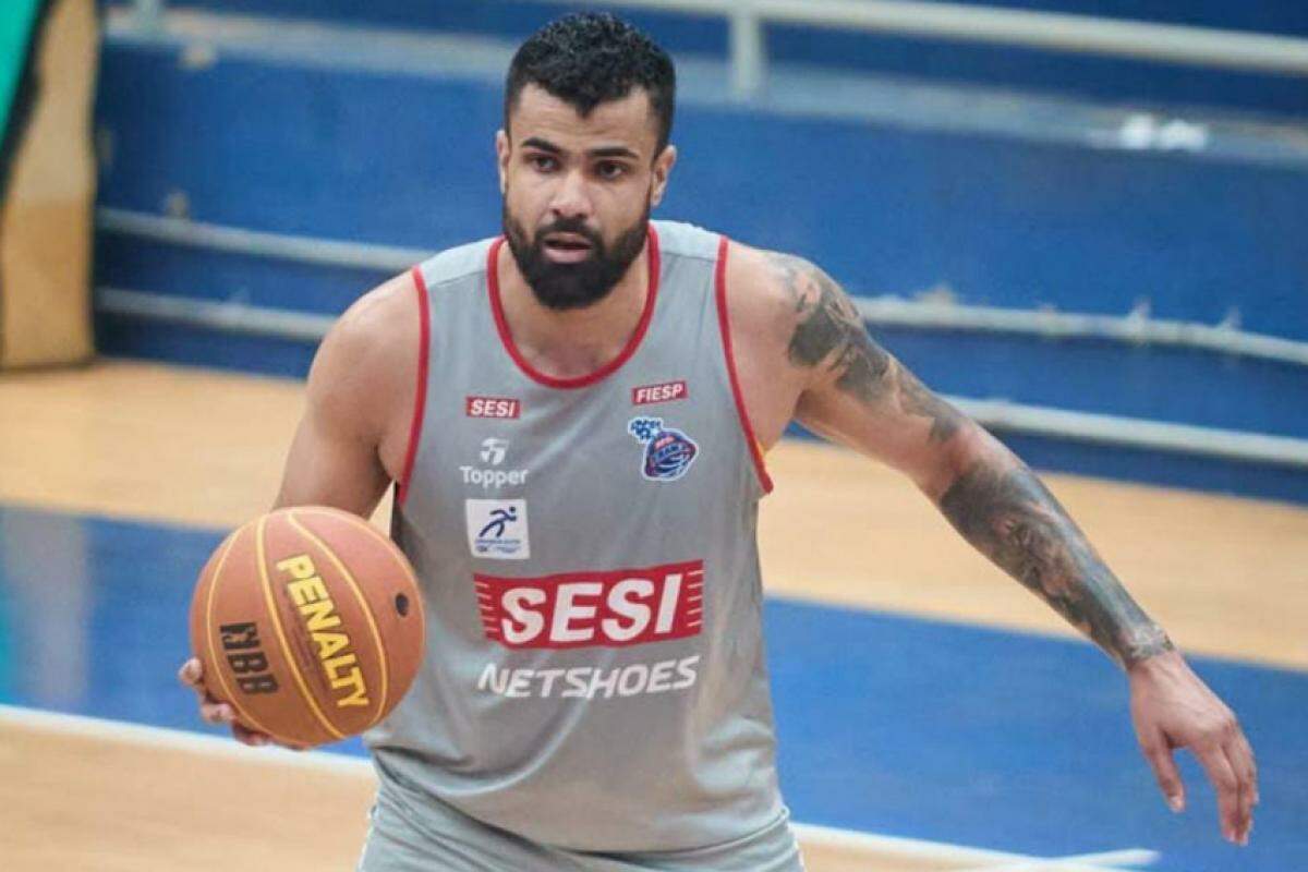 Wesley durante treino: pivô desfalca o time nesta terça-feira