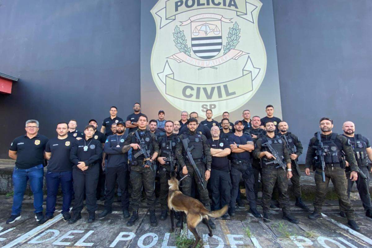 Equipe da Polícia Civil, durante a operação em Franca