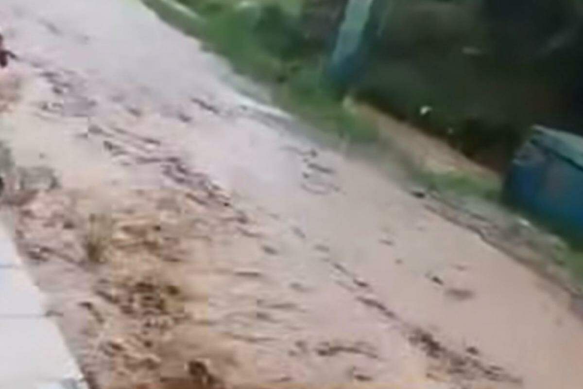 Rua fica alagada em Jacareí