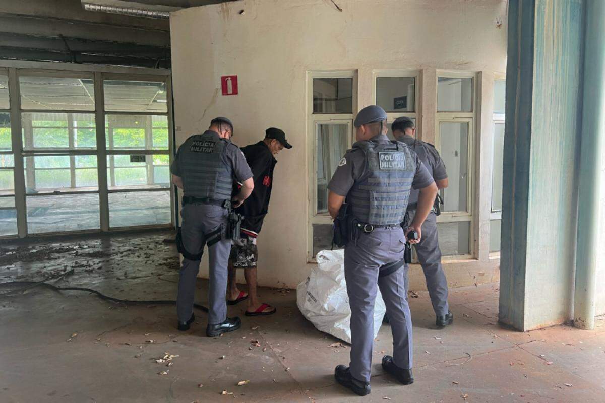 Suspeito foi preso pela Polícia Militar com seis quilos de material furtado e uma ferramenta usada para o crime
