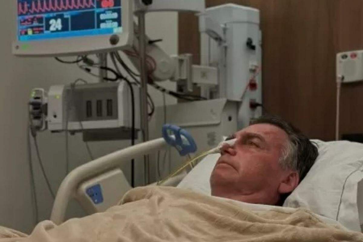 O ex-presidente Jair Bolsonaro na UTI do Hospital DF Stars, onde está internado após cirurgia na região do intestino