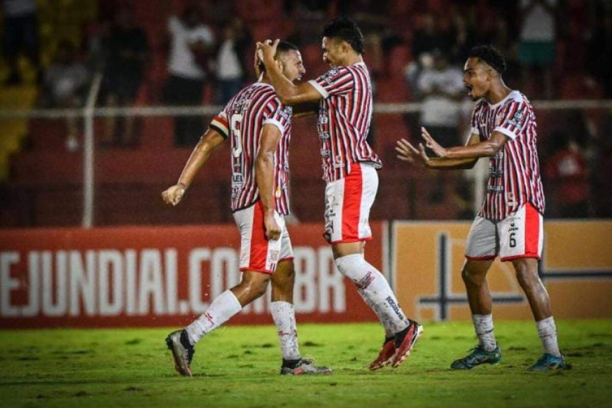 Jogadores do Galo festejam o primeiro gol do jogo