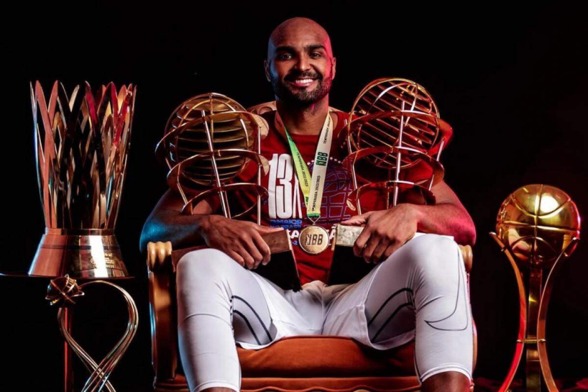 Lucas Mariano com os troféus conquistados pelo Sesi Franca Basquete 