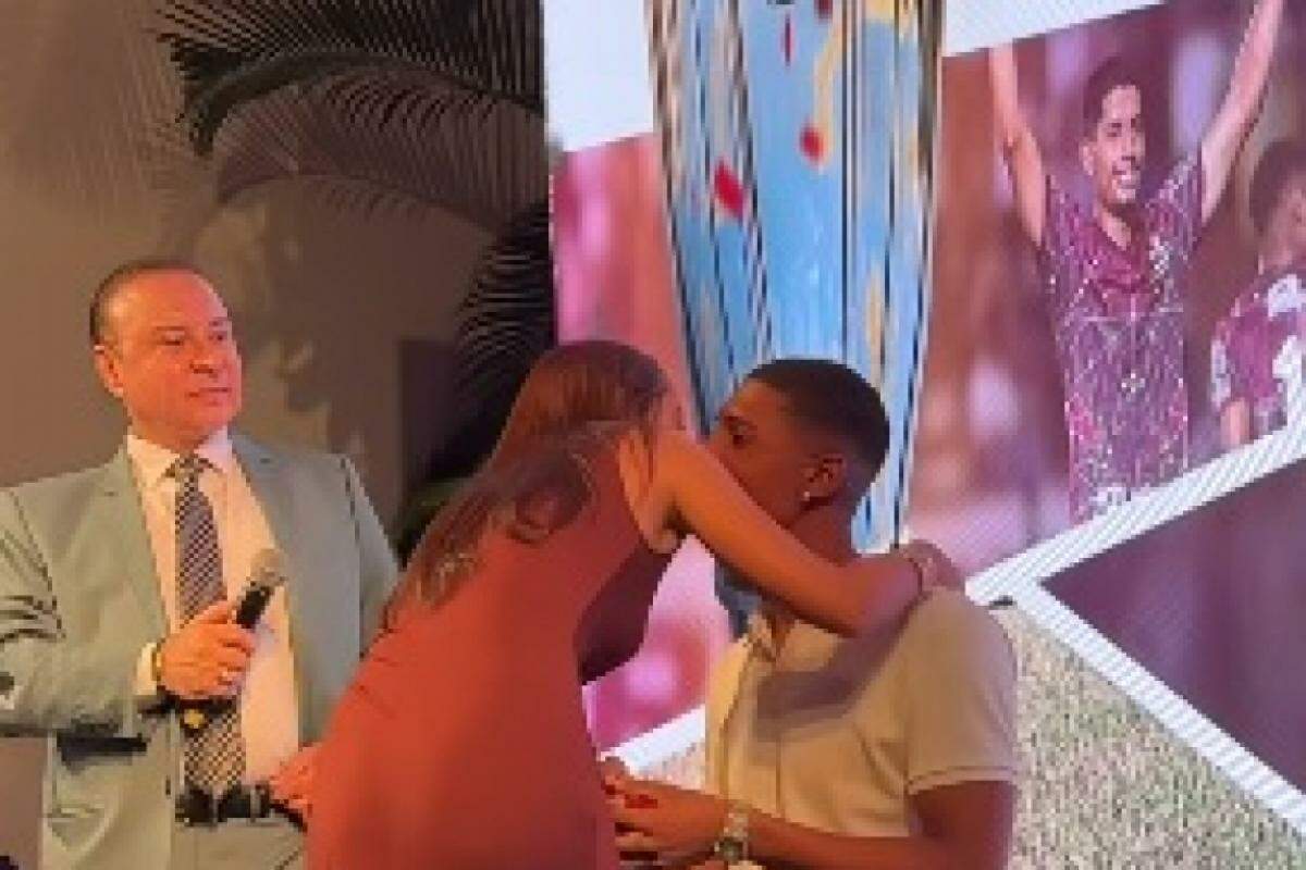 Karina e Gabriel se beijam