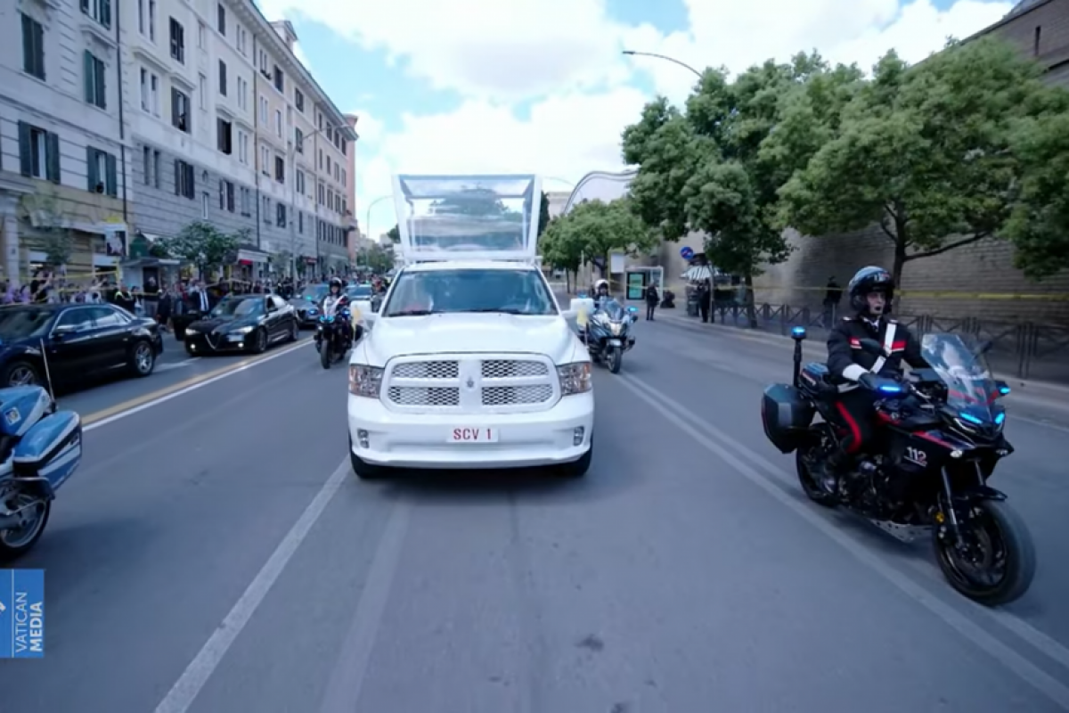 O cortejo fúnebre que levou o caixão do Papa Francisco pelas ruas históricas de Roma chegou, neste sábado (26), ao destino escolhido por ele.