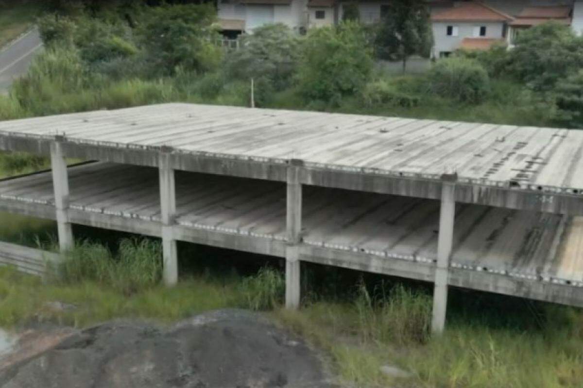 Construção de novo prédio da entidade deveria ter sido concluída em 2022, mas segue inacabada e abandonada