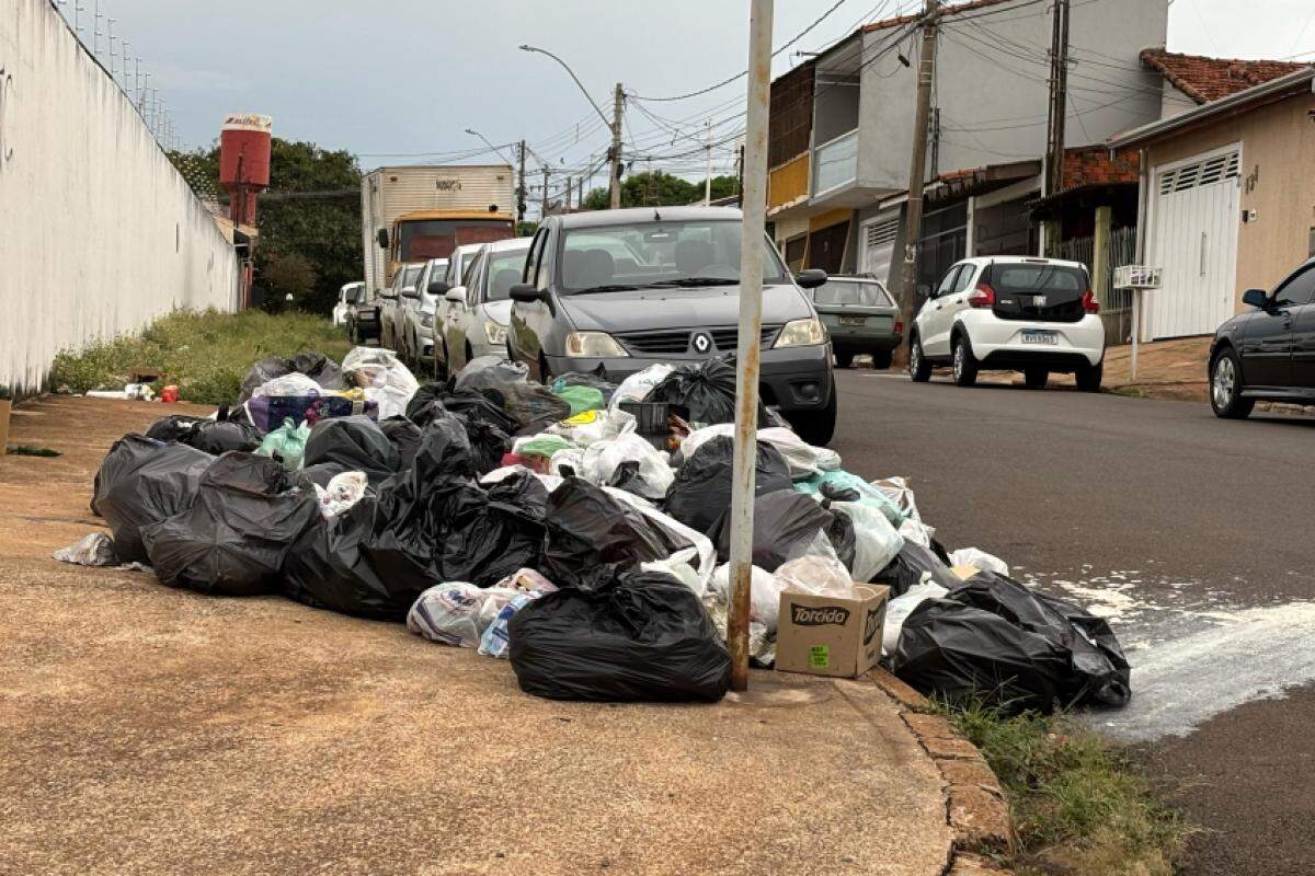 Os sacos com lixo se acumulam nos bairros de Jaú, resultando em mau cheiro e risco à saúde pública