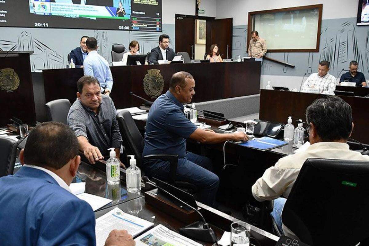 Sessão desta segunda-feira também analisa mudanças em solenidades da Câmara e criação de comissão especial sobre tratamento de água e preservação ambiental