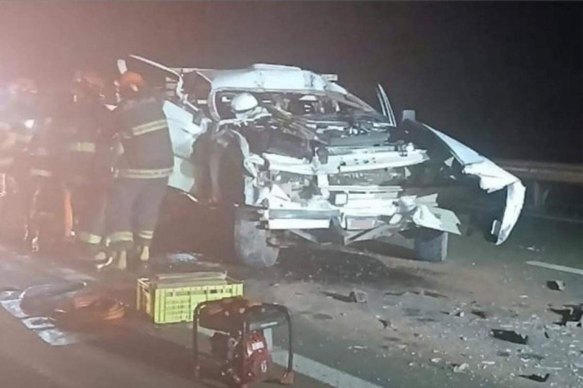 Caminhonete colidiu na traseira de caminhão na SP-300