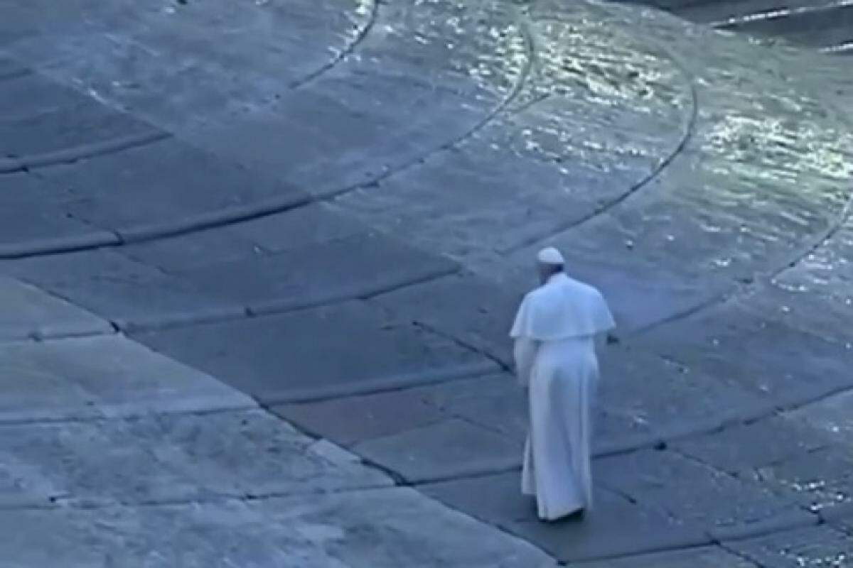 Papa Francisco rezou na praça vazia em razão do isolamento