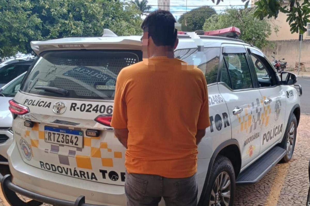 Homem tinha mandado de prisão por dirigir sem habilitação gerando perigo de dano; ele também possui antecedentes pela Lei Maria da Penha