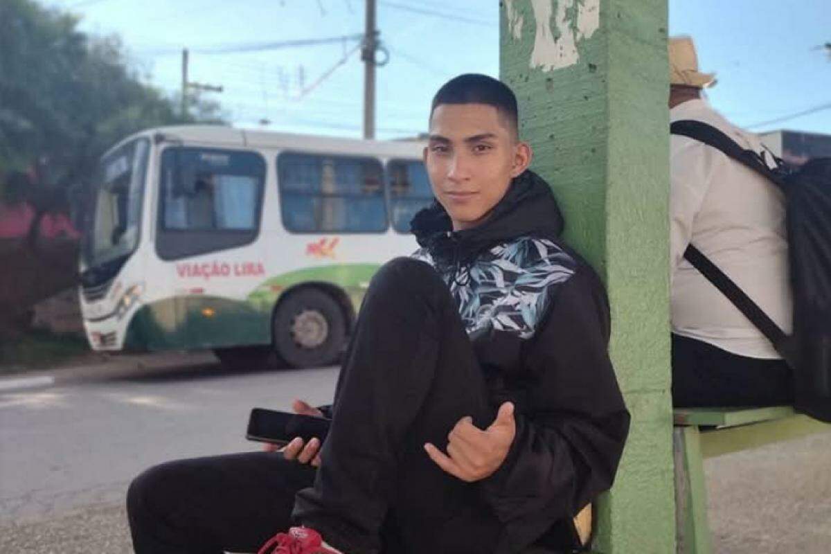 O rapaz está desaparecido e os pais pedem ajuda para achá-lo
