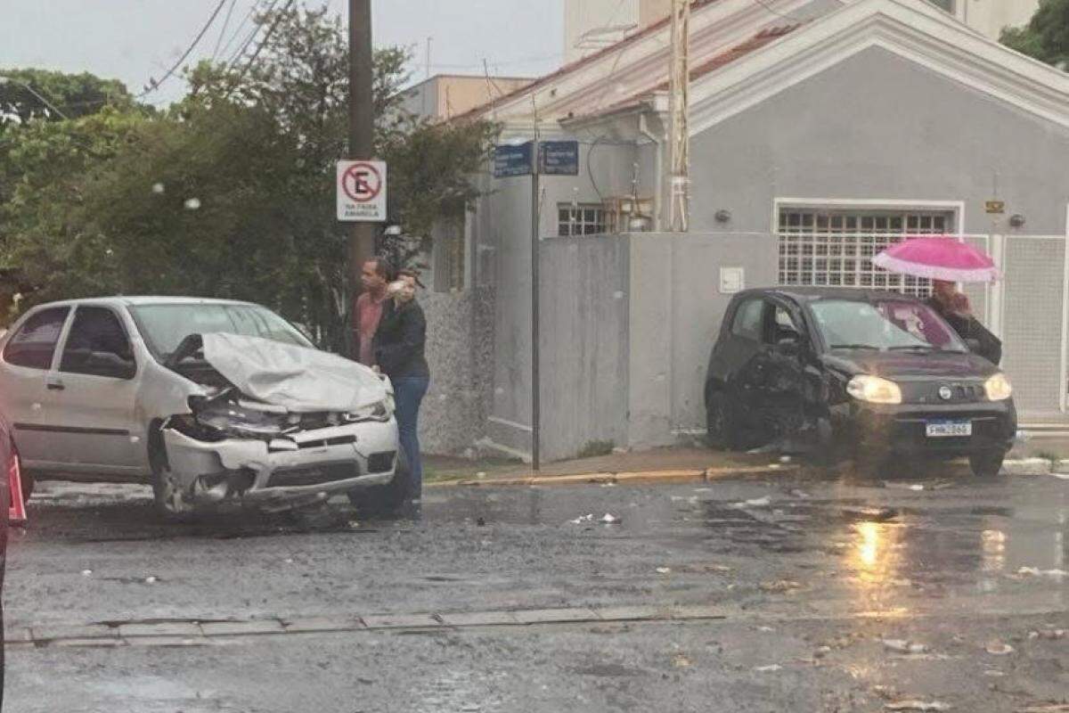 Acidente aconteceu durante a chuva nesta manhã de segunda (28)