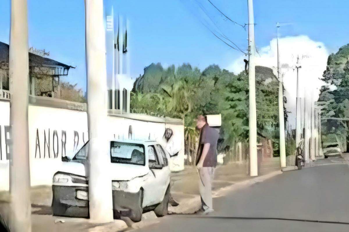 Carro batido no poste após acidente