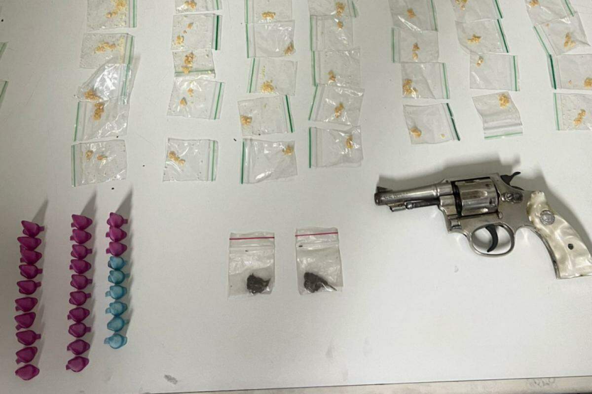 A arma e as drogas foram apresentadas no Plantão Policial de Piracicaba.