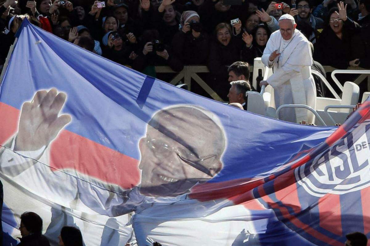 O papa Francisco em meio a uma multidão de 'corvos', como se autodenominam os torcedores do time argentino  