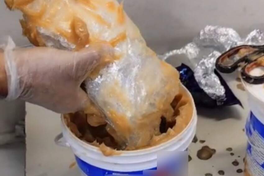 Dentro de dois baldes plásticos de doce de leite, foram localizadas uma porção de maconha e outra de haxixe