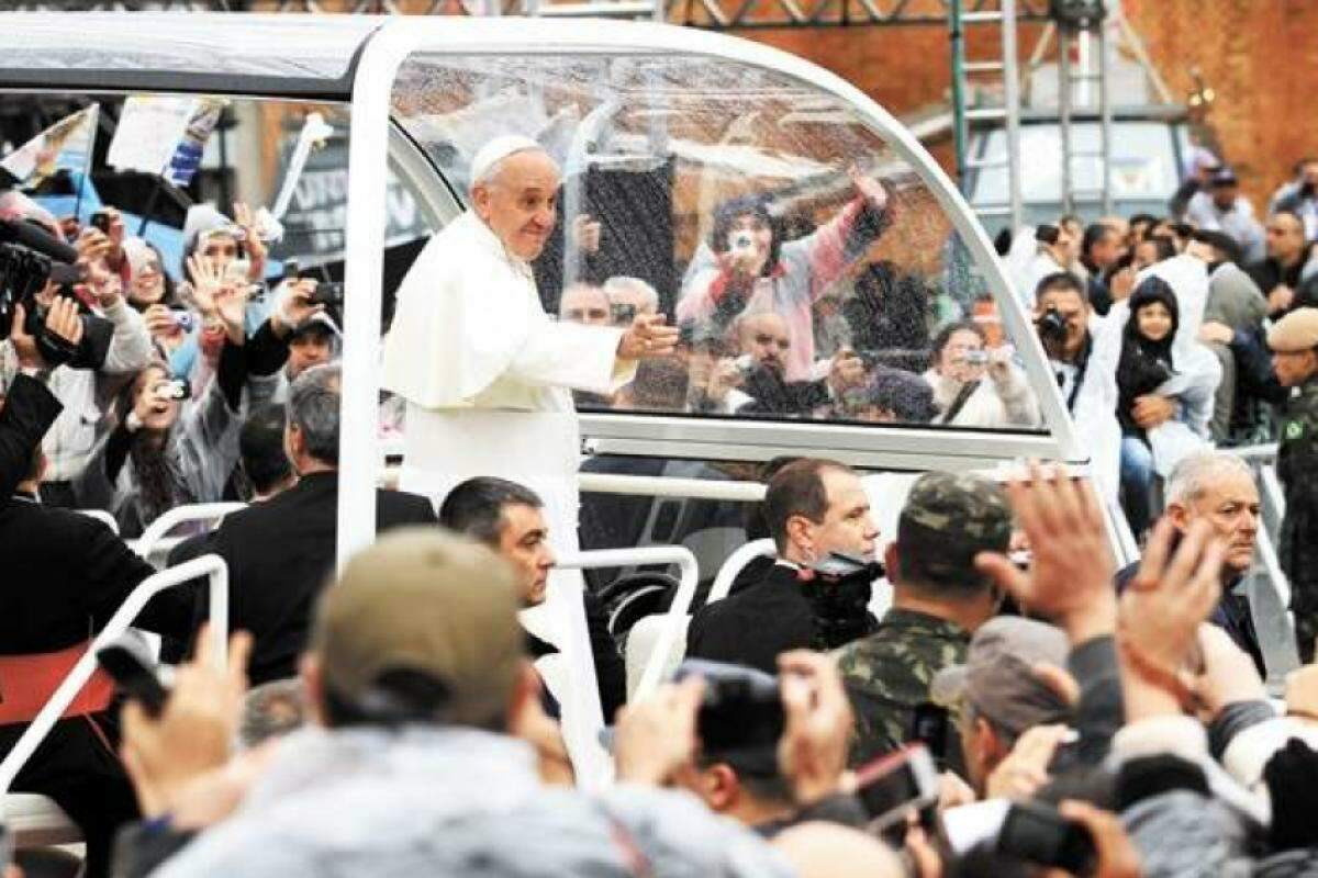 Papa Francisco acenando para os fiéis durante o trajeto pelo pátio da Basílica de Nossa Senhora Aparecida
