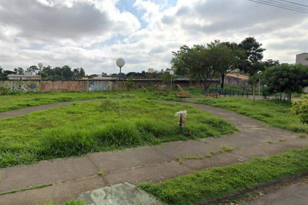 O local vem sendo utilizado como ponto de descarte de lixo e objetos inservíveis, o que tem dificultado a circulação das pessoas e o uso do espaço público