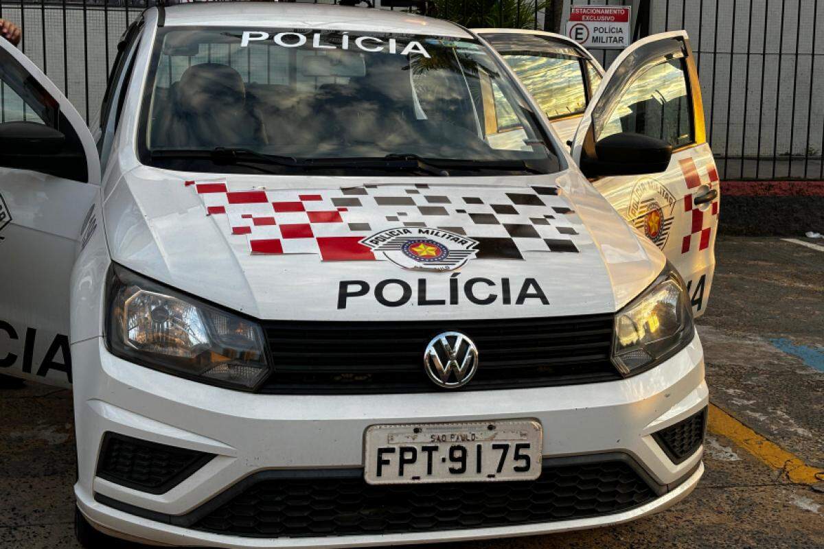 Viatura da Polícia Militar em frente à CPJ de Franca