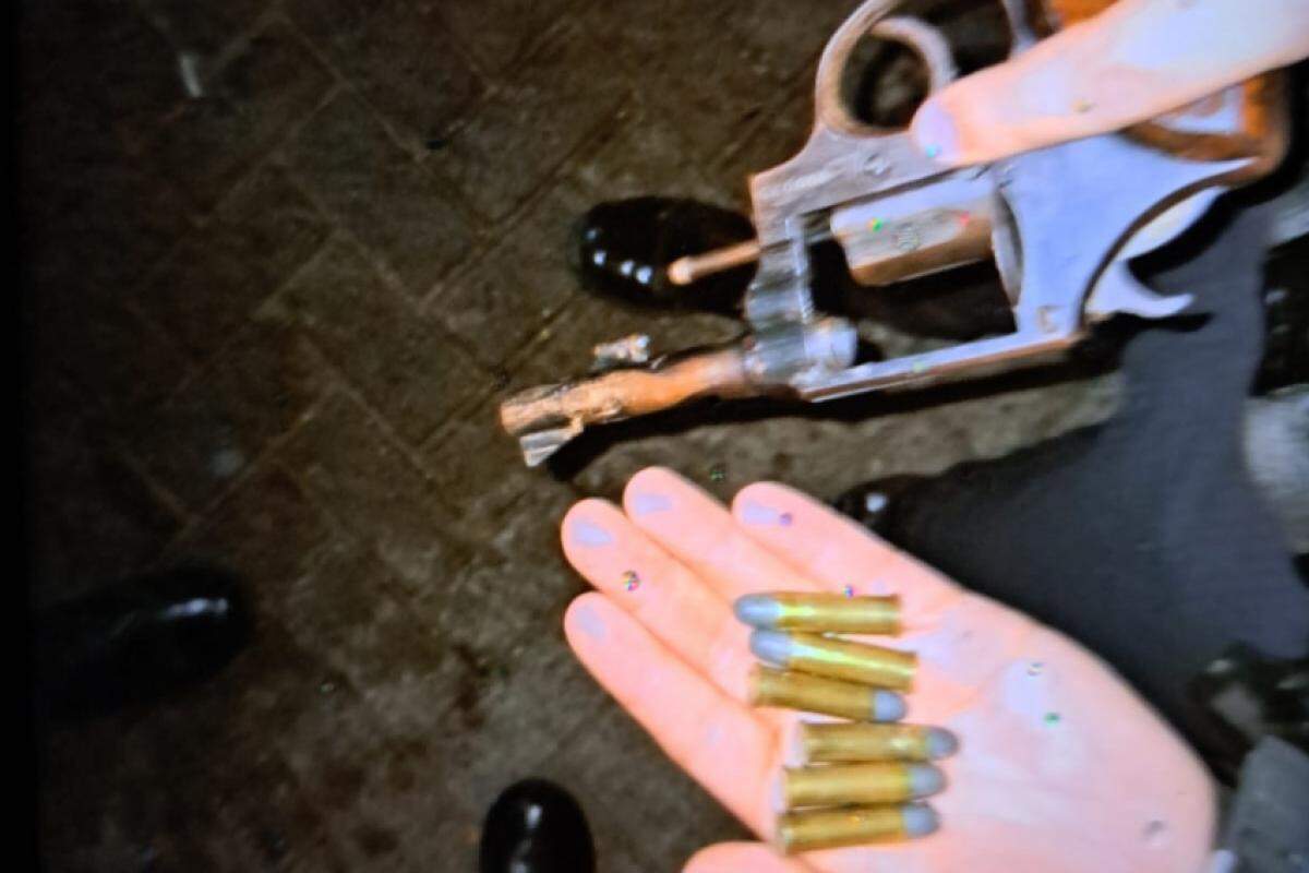 Arma e munições foram apreendidos com o trio, que foi preso em flagrante