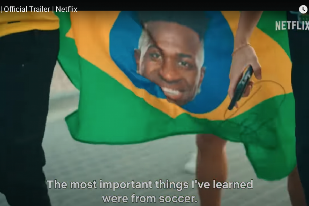 O documentário acompanha os primeiros passos de Vini Jr no futebol profissional, incluindo sua estreia pelo Flamengo.