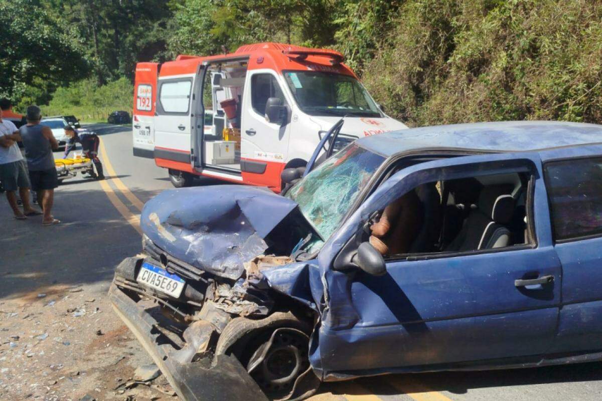 Batida destruiu carro