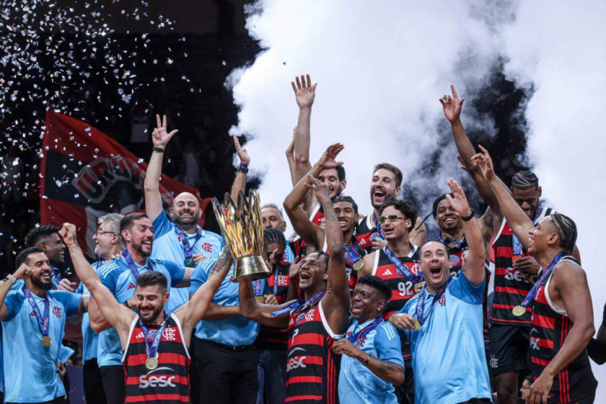 Flamengo levantando o troféu de campeão da BCLA
