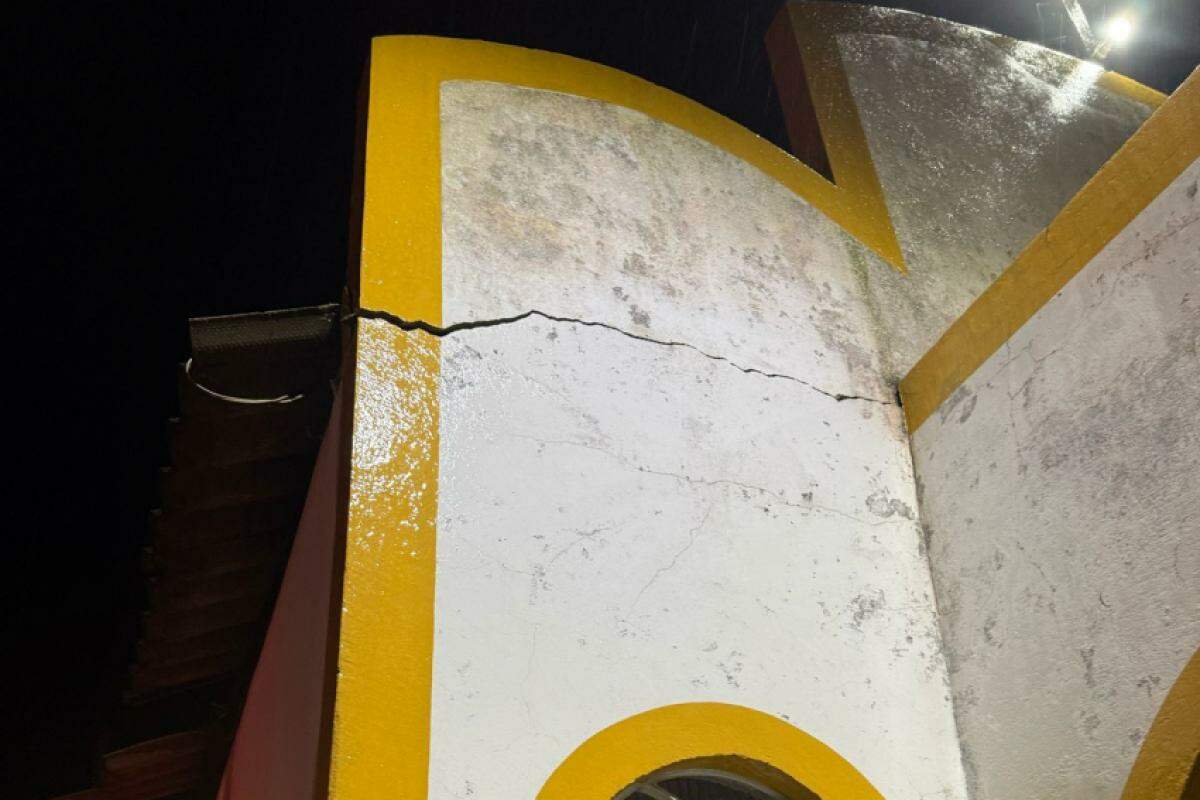 Trinca na estrutura da igreja causou a interdição do templo