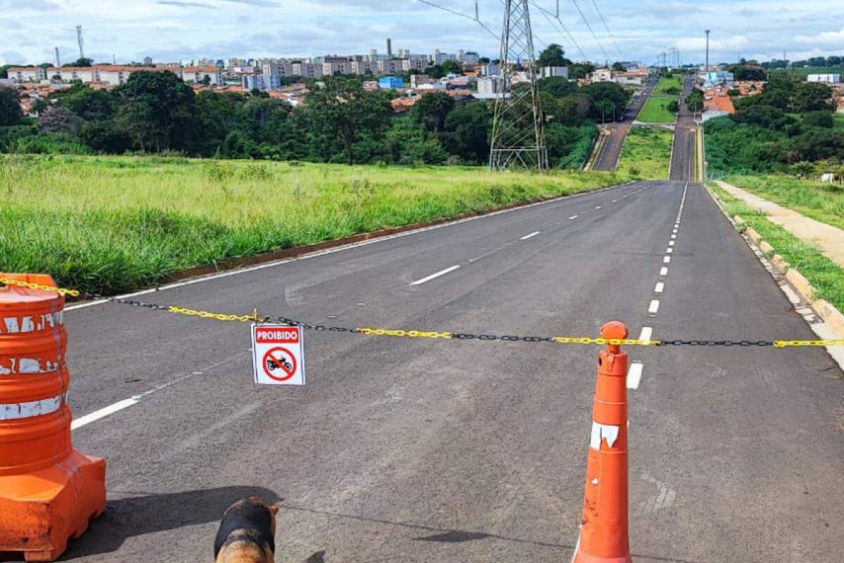 Trecho da via segue interditado em bairro da região Oeste