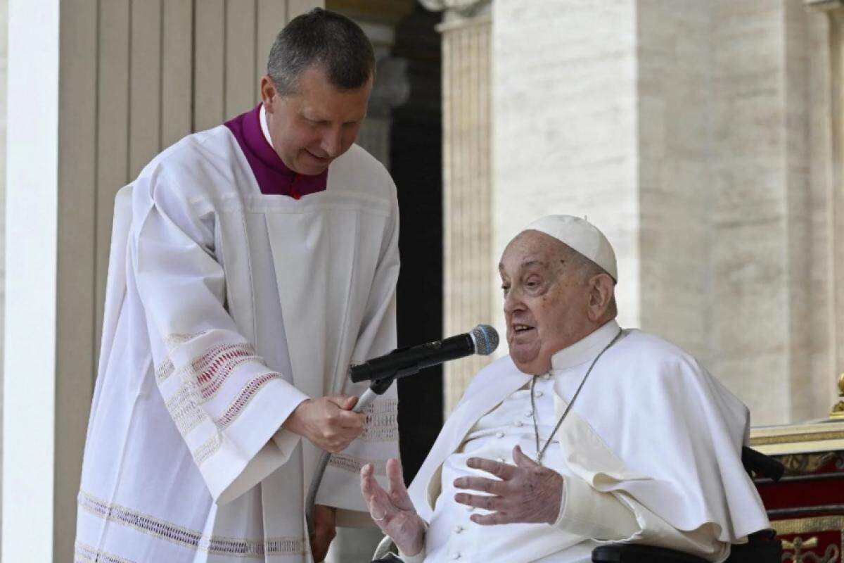 Papa Francisco apareceu de surpresa na Praça São Pedro no domingo (13)