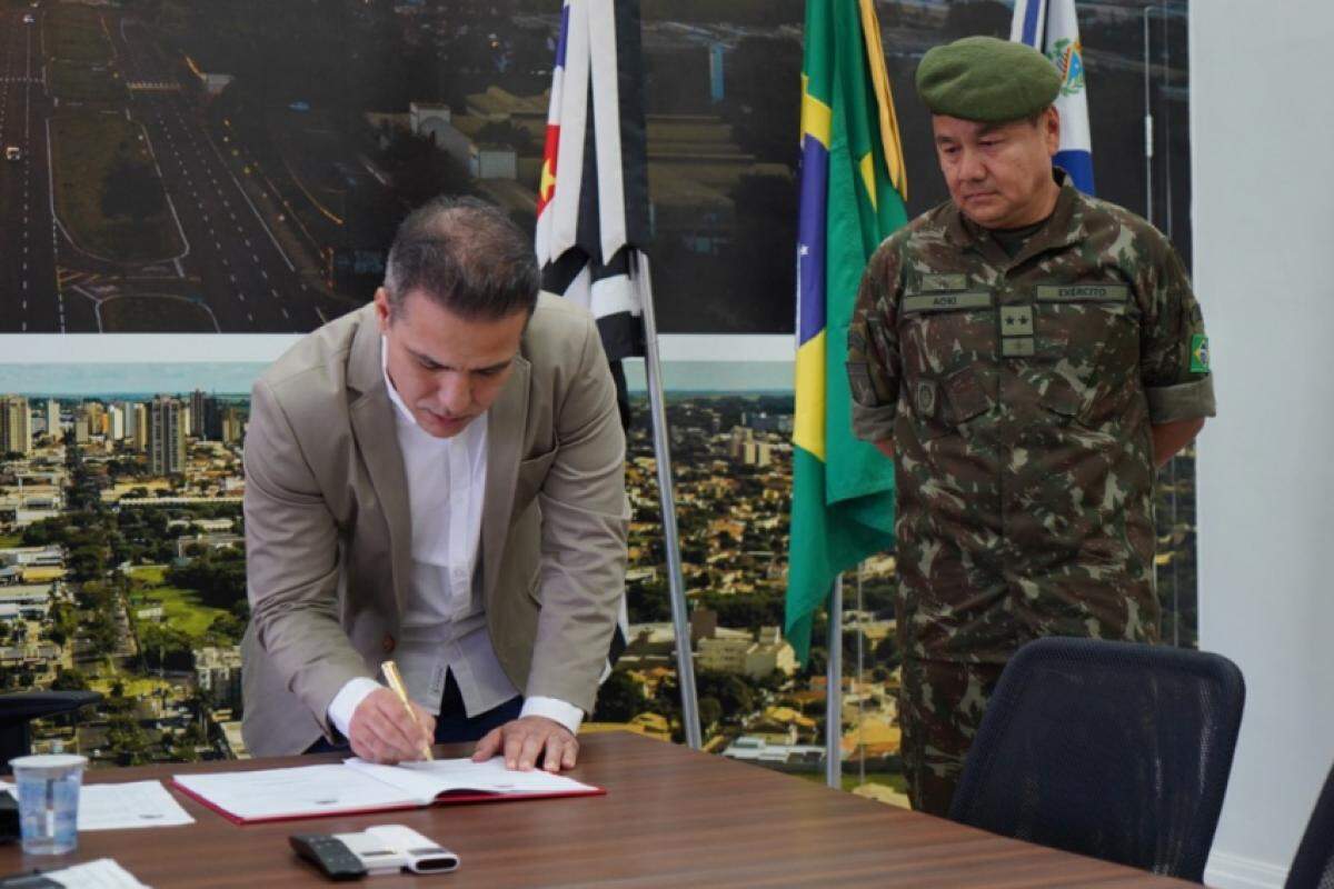 A cerimônia ocorreu no gabinete do prefeito nesta quarta-feira, 9