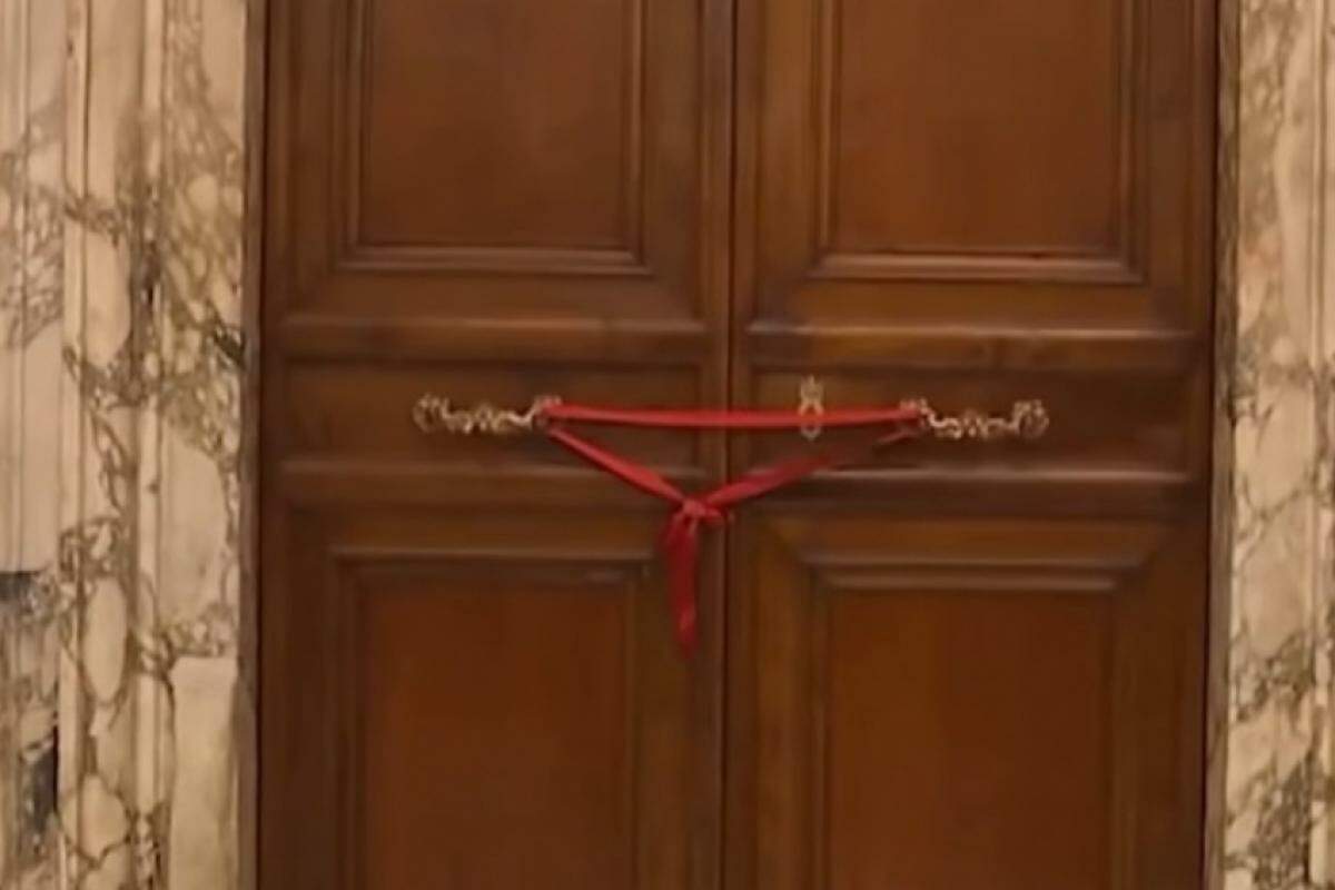 Vaticano sela aposentos do Papa Francisco em ritual