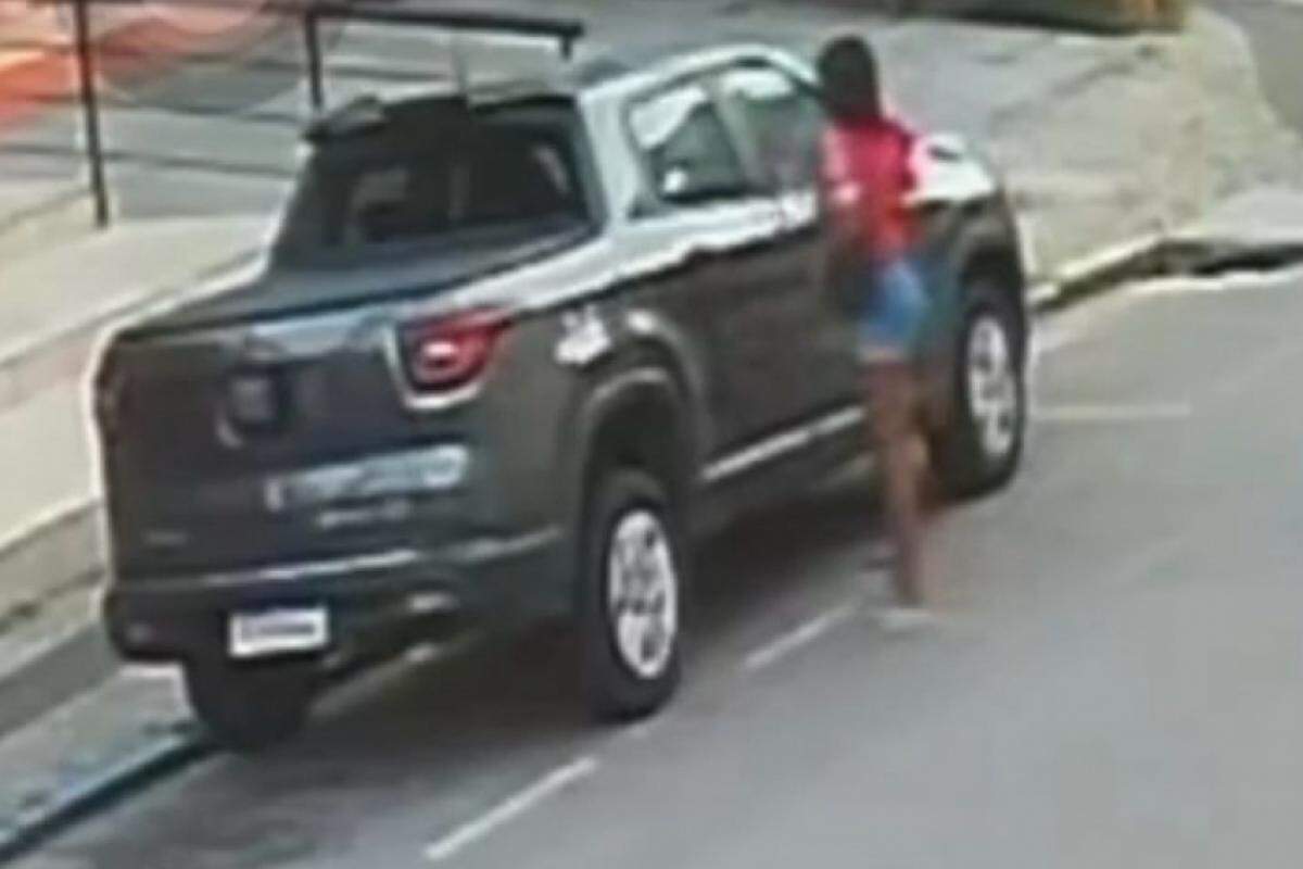 Mulher é flagrada quebrando vidro de carro 